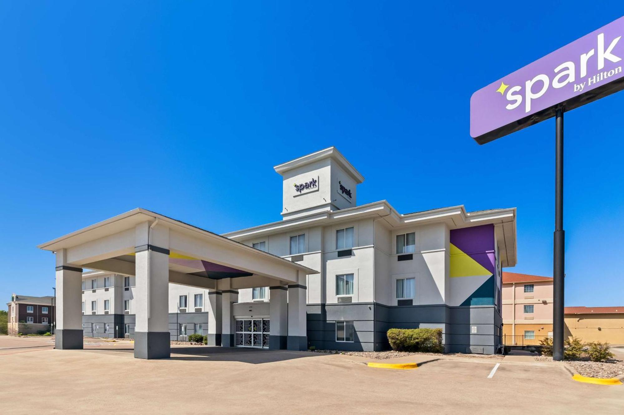 Spark By Hilton Killeen Luaran gambar