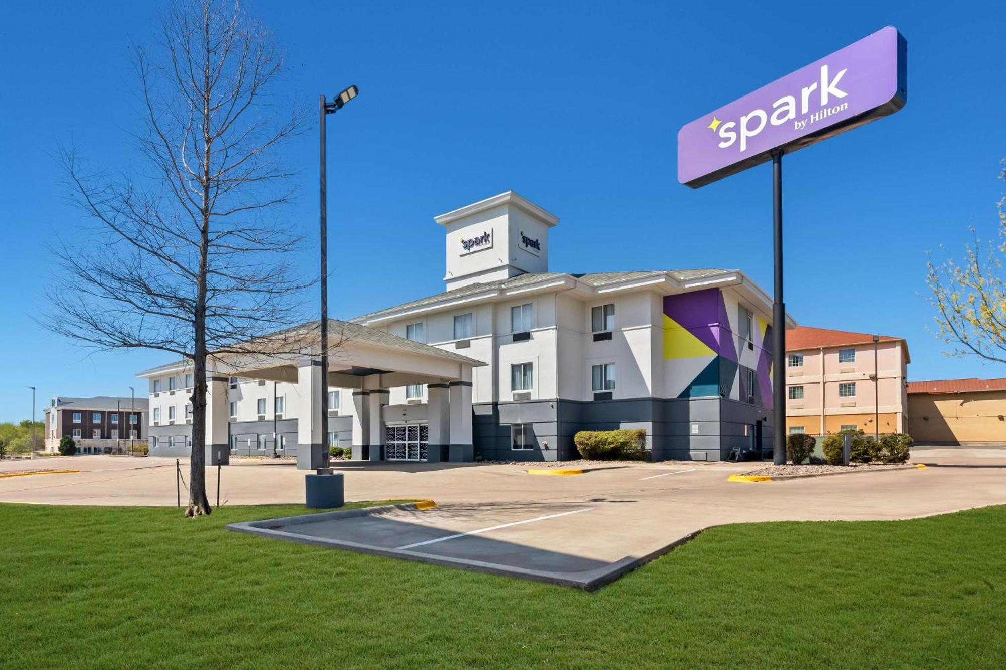 Spark By Hilton Killeen Luaran gambar